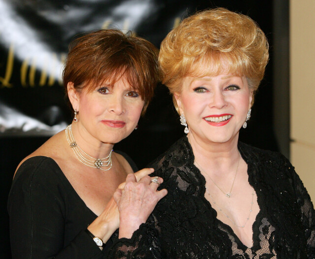CARRIE FISHER: Den amerikanske skuespilleren Carrie Fisher ble rammet av hjertestans om bord på et fly lille julaften og sovnet inn fire dager senere. Hennes mor, skuespiller Debbie Reynolds, fikk slag og døde dagen etter datteren. Dette bildet er tatt av mor og datter i 2007. Foto: NTB Scanpix CARRIE FISHER: Den amerikanske skuespilleren Carrie Fisher ble rammet av hjertestans om bord på et fly lille julaften og sovnet inn fire dager senere. Hennes mor, skuespiller Debbie Reynolds, fikk slag og døde dagen etter datteren. Dette bildet er tatt av mor og datter i 2007. Foto: NTB Scanpix